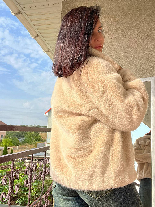 Шуба жіноча A-N 6627 коротка штучне хутро накладені кишені кнопки на резинці, бежевий, one size Київ - фото 14