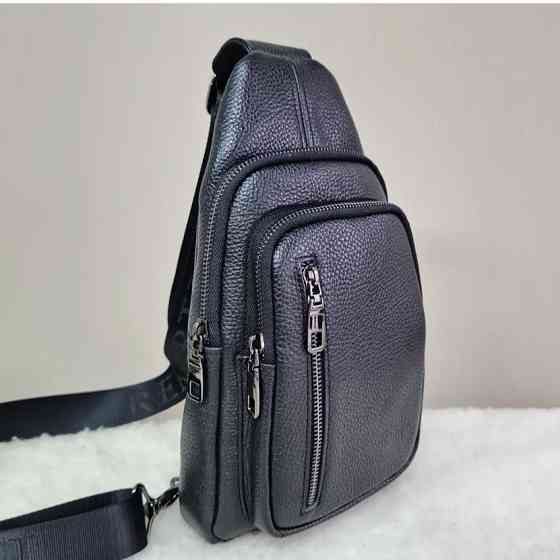 Брендова чоловіча нагрудна сумка рюкзак слінг з натуральної шкіри молодіжна шкіряна чорна сумочка на плече Київ