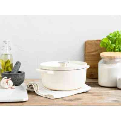 Кастрюля KitchenAid чавунна з кришкою 3,3 л Мигдалевий крем (CC006056-001) Винница