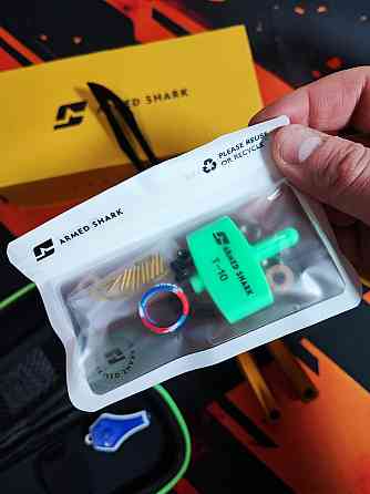 Балисонг Armed Shark Eureka Gold/Red с грузиками и фонариком. Новые! Харьков