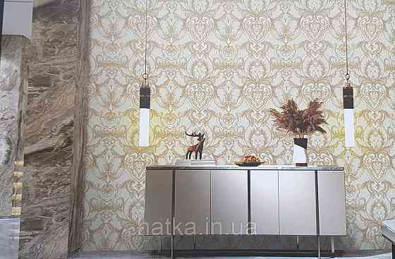 Шпалери вінілові на флізеліні AdaWall Seyyah 1.06х10 вензелю завитки великі структурні золотом на бежевому Київ