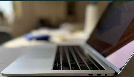 Ноутбук: MacBook Pro 13 (2017) i5 , 512Gb. Touchbar. Киев