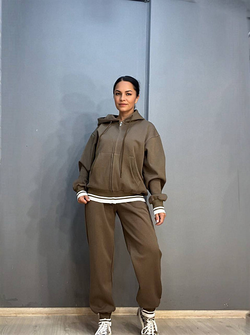Костюм женский A-N 2743 брюки джоггеры и худи с карманами на молнии с резинка с капюшоном с белой полоской коричневый, коричневый, XL Киев - изображение 5