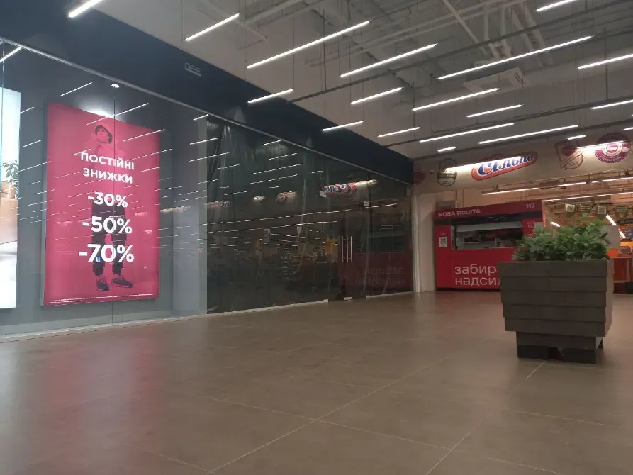 Магазин в ТЦ. Залишається все що на фото (є навіть все освітлення і колонки з музикою) канікули на заїзд і тд. Дніпро - фото 10