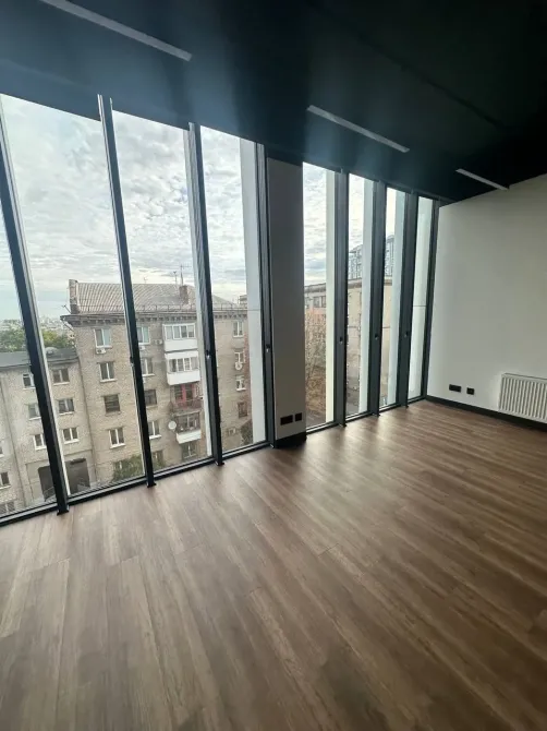 Невеликі офіси в БЦ Офіс А+ класу в центрі міста. З ремонтом (без меблів) Свіжа будівля, своя система опалення, чіллір фанкойл, дубльовані ліфти, сист Дніпро - фото 2