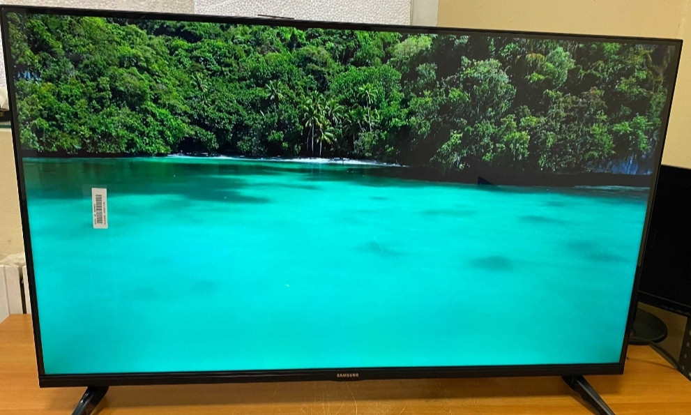 Мощный телевизор Samsung 4K , Smart TV 32