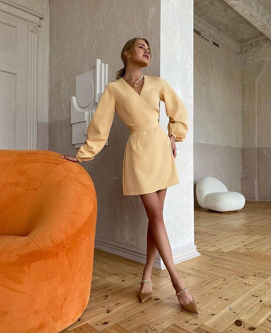 Женское романтичное мини платье на запах костюмка Одесса - изображение 4