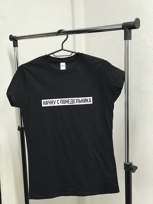 Женская футболка с принтом - 