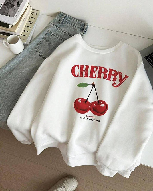 Жіночий теплий оверсайз світшот з вишеньками тринитка на флісі Одеса - фото 1