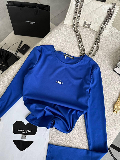 Стильный женский базовый лонгслив с надписью и вырезом под пальчик микродайвинг Электрик Одесса - изображение 1