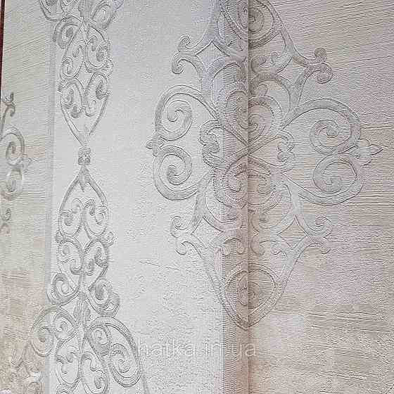 Шпалери метрові вінілові на флізелін 24 Carati Cristiana Masi вензель великий структурний сріблом на молочному Київ