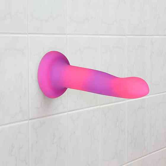 Светящийся в темноте фаллоимитатор ADDICTION Rave 8″ Glow in the Dark Dildo Pink Purple, 20,3 см Sex Aura Киев