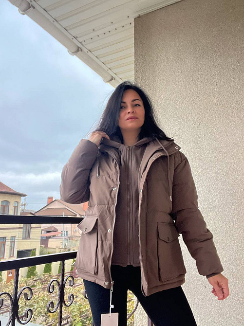 Куртка жіноча XIANG 869 накладені кишені трикотажний капюшон середня довжина коричнева, коричневий,  Одеса - фото 4