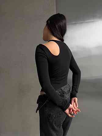 Жіноче стильне асиметричне боді з довгими рукавами трикотаж масло Чорний Одеса