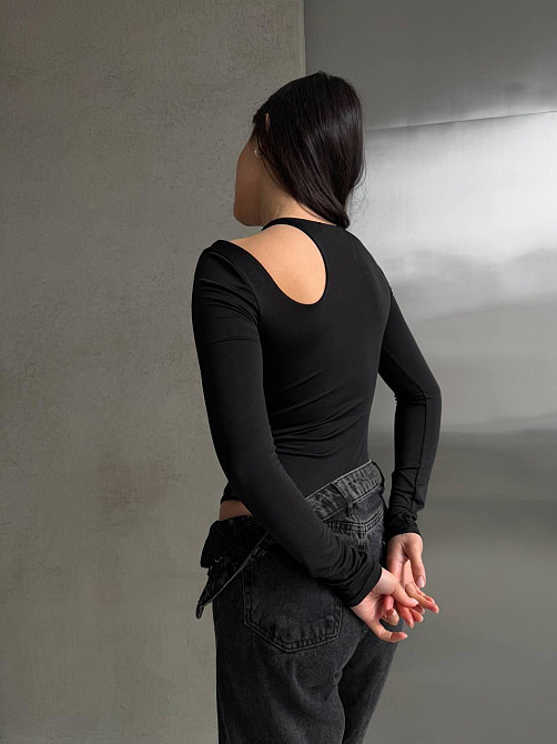 Жіноче стильне асиметричне боді з довгими рукавами трикотаж масло Чорний Одеса - фото 3
