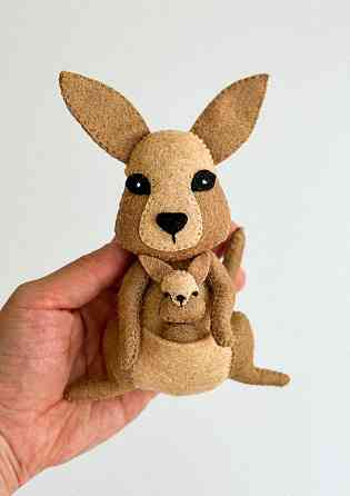 М’яка фетрова іграшка кенгуру ручної роботи – безпечна розвиваюча іграшка Київ