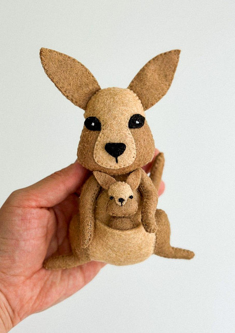 М’яка фетрова іграшка кенгуру ручної роботи – безпечна розвиваюча іграшка Київ - фото 1