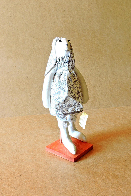 Подставка для кукол 