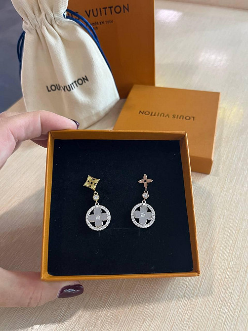 Сережки Louis Vuitton з позолотою – елегантність і стиль у кожній деталіСережки Louis Vuitton з позолотою – елегантність і стиль у Одеса - фото 1