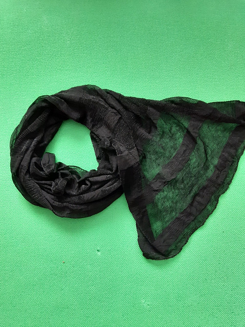 Капроновый шарф С ДЕФЕКТОМ (есть затяжка, сбоку немного не подшит) - размер шарфа приблизительно 140*35см Киев - изображение 3