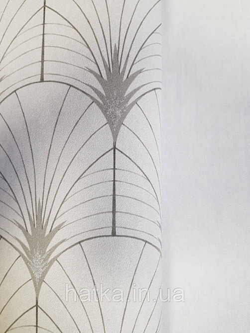 Ообои флізелінові еко Decoprint Essentials EE22542 пір'я павича напівкола сірі смуги срібло на сіро білому Київ - фото 1