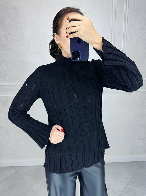 Женский базовый свитер с оригинальной вязкой универсального кроя Черный Одесса - изображение 1