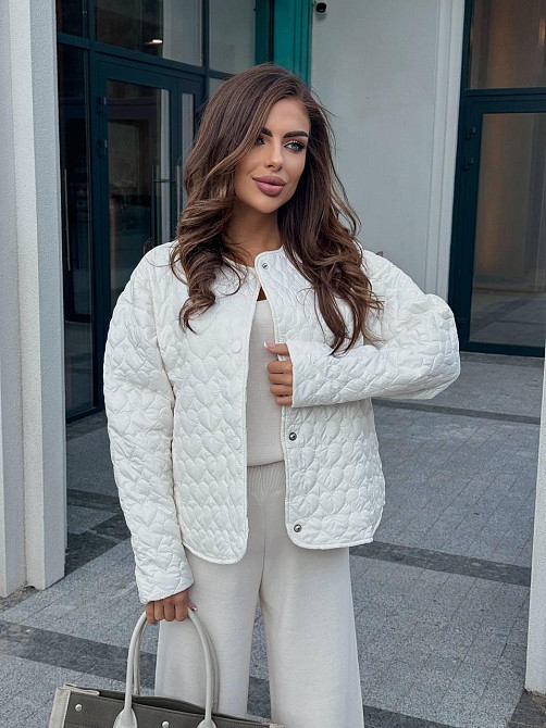 Женская повседневная куртка с сердечками на кнопках плащевка Лаке на силиконе Молочный Одесса - изображение 6