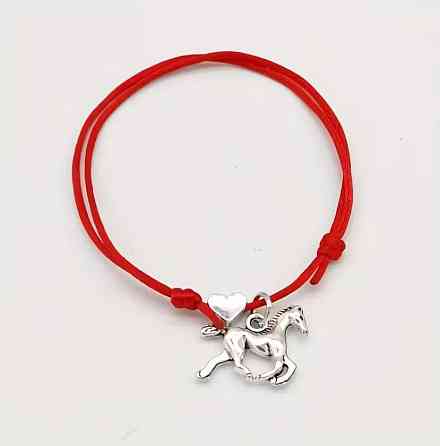 Браслет-оберег из красной нити с подвеской конь Киев
