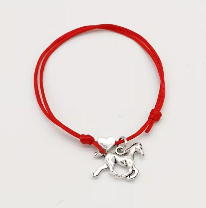 Браслет-оберег из красной нити с подвеской конь Киев - изображение 2