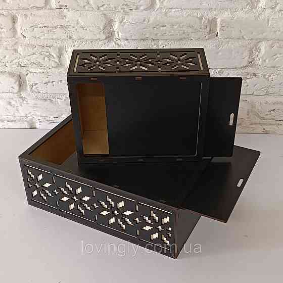 Подарункова коробка чорного кольору з орнаментом  29/20/10 см Ірпінь
