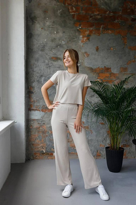 Женский костюм из трикотажа в рубчик 