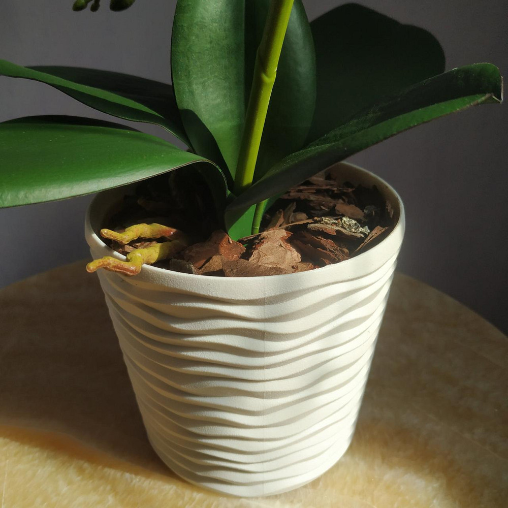 Штучна латексна орхідея VIP у пластиковому кашпо на одну гілку біло-бузкова Дніпро - фото 7