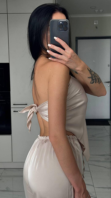 Женский трендовый легкий костюм двойка: топ-бандо и широкие брюки дабл шелк Шампань Одесса - изображение 6