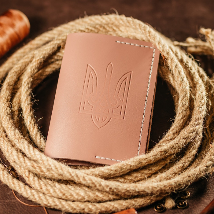 Паспортниця Рожева з тисненням Тризуб шкіряна, обкладинка на паспорт, стильний практичний чохол зі шкіриMasterSem Київ - фото 1