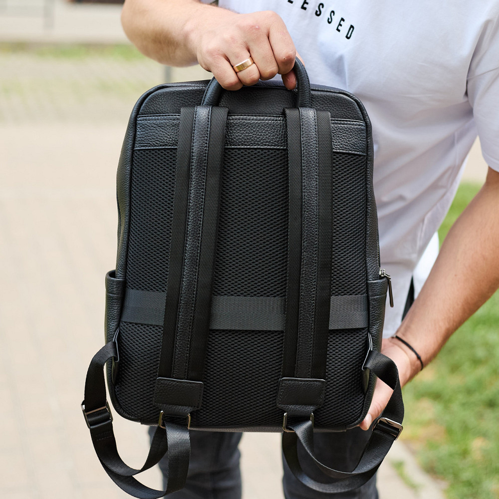 Стильний чоловічий шкіряний рюкзак 40х30х17, практичний аксесуар для ноутбука та документів, чорний Кам'янське - фото 8