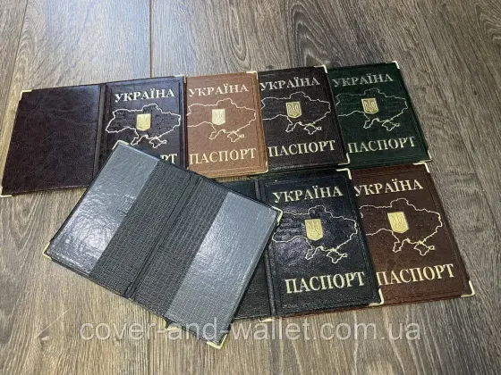 Обложка на паспорт с картой Украины и гербом Киев