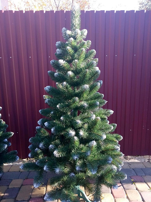 Искусственная елка Королева с белыми кончиками с мягкой иглой ПВХ 1.5 Одесса - изображение 1