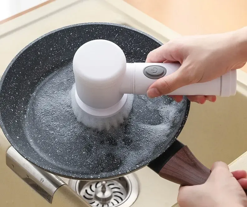 Щетка с ручкой аккумуляторная для мытья посуды с губками насадками W-50 Коломия - фото 4