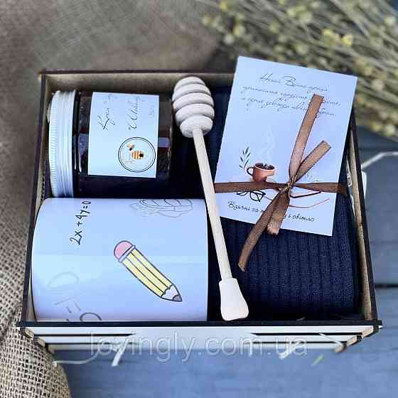 Подарунок для вчителя-чоловіка: Бокс "Вчитель Супергерой" з солодким сюрпризом Ірпінь