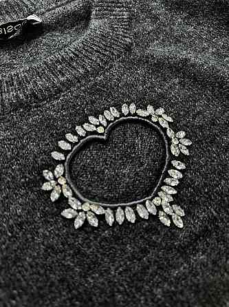 Жіночий светр універсального розміру з вирізом у формі серця машинне в'язання Антрацит Одеса