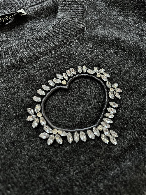 Женский свитер универсального размера с вырезом в виде сердца машинная вязка Антрацит Одесса - изображение 2