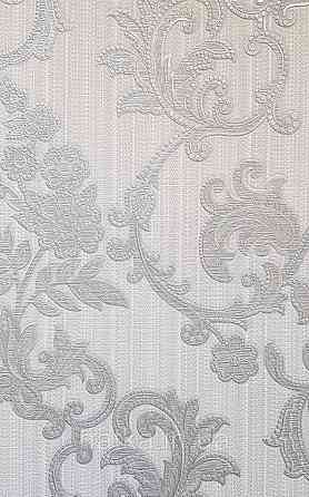 Обои виниловые на флизелине AdaWall Seyyah 1.06х10 вензеля завитки крупные структурные серебро на серо белом Киев