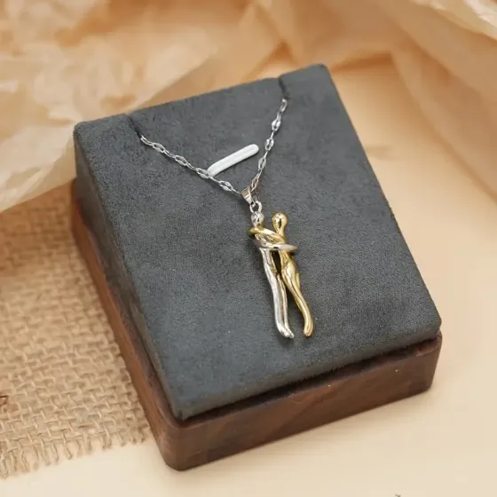 Серебристый кулон «Объятия пары» на цепочке – символ любви Киев