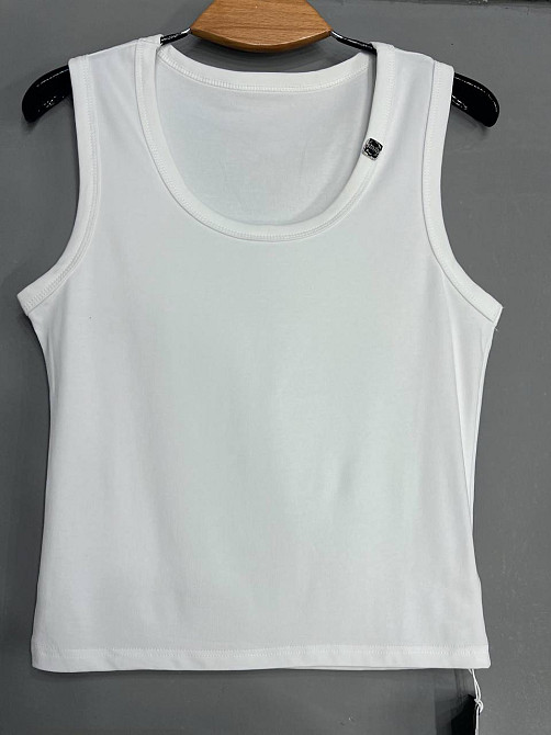 Майка женская A-N 25015 базовая трикотажная на широких бретелях с металлическим значком, белый, one size Киев - изображение 11