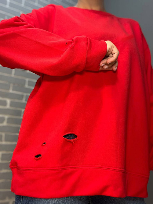 Свитшот женский Joy One 6969 оверсайз удлиненный однотонный порезы one size красный, красный, one size Киев - изображение 7