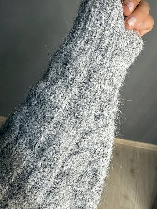 Свитер женский A-N 3324 оверсайз крупная вязка букле косы длинный one size, светло-серый, one size Киев - изображение 9