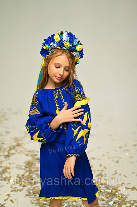 Детское вышитое платье с ласточками 