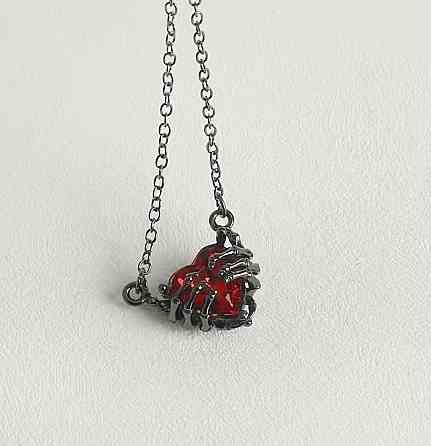 Кулон сердце с красным камнем и скелетной рукой готический подвеска на цепочке Киев