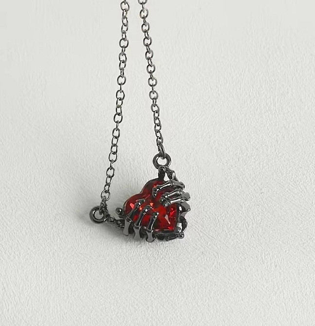 Кулон серце з червоним каменем та скелетною рукою готичний підвіска на ланцюжку Київ - фото 4