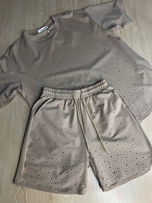 Костюм жіночий Aidin 11-3 оверсайз футболка з шортами з камінцями бежевий, бежевий, one size Київ - фото 4